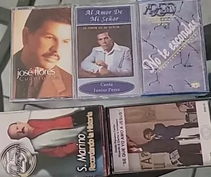 6-Diferentes Cassettes Y 5 Cantantes - Picture 1 of 2