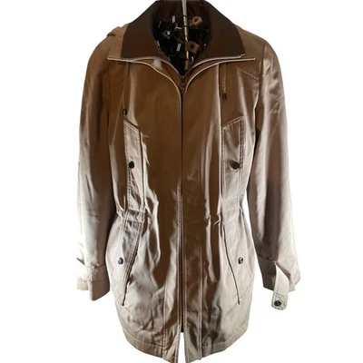 Chaqueta impermeable ligera Miss Gallery tostada con capucha pequeña con cordón cintura R13 Foto 1 de 4