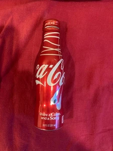 2016 CONDIVIDI UNA COCA COLA & UNA CANZONE ALLUMINIO 8,5 ONCE COCA - BOTTIGLIA COLA - Foto 1 di 6