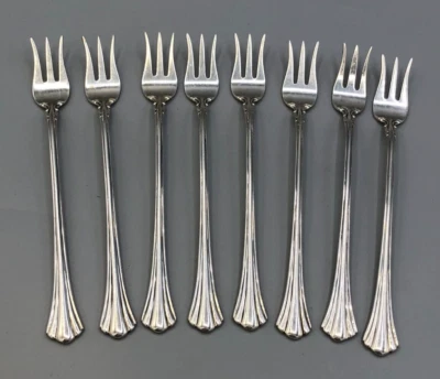 Juego de 8 tenedores de cóctel de 5,5" de plata de ley del siglo XVIII de Reed & Barton Foto 1 de 4