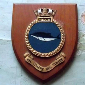 Antigua Colección HMS RORQUAL Pintada Royal Navy Barco Insignia Escudo Placa z - Imagen 1 de 2