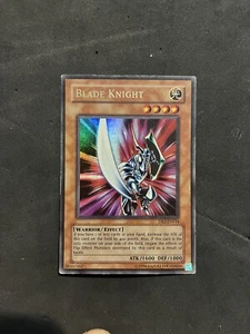 YU GI OH CARTA CAVALIERE LAMA ULTRA RARA DB2-EN034 BLADE KNIGHT VINTAGE OLD DECK - Foto 1 di 3