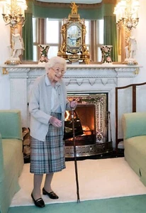 Letztes Foto von Queen Elizabeth ll Postkarte 5" x 7" auf Balmoral Castle England - Bild 1 von 10