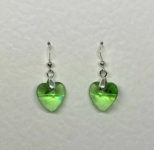 FACETTIERTE HELLGRÜNE GLAS HERZ OHRHÄNGER VERSILBERTE BESCHLÄGE Haken MEDIUM - Bild 1 von 3