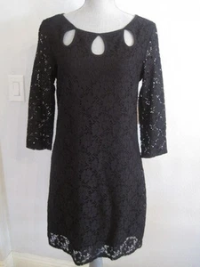 NUEVO CON ETIQUETAS ROPA PEQUEÑO VESTIDO FORRADO DE ENCAJE NEGRO PEEK-A-BOO ESCOTE DELANTERO $168. - Imagen 1 de 9