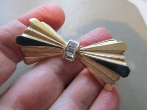 PRETTY VINTAGE GOLD TONE CRYSTAL BAGUETTE PUCCINI DESIGNER RIBBON BOW BROOCH PIN - Picture 1 of 3