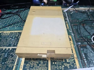 Unidad de disquete Commodore 1571 EXACTA #2 DONANTE DEFECTUOSA-problemas-OSCURIDAD-ABOLLADURA-PIEZAS - Imagen 1 de 15