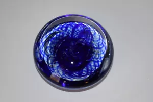 Remolino redondo azul cobalto de vidrio artístico firmado a mano Jim Karg - Imagen 1 de 9