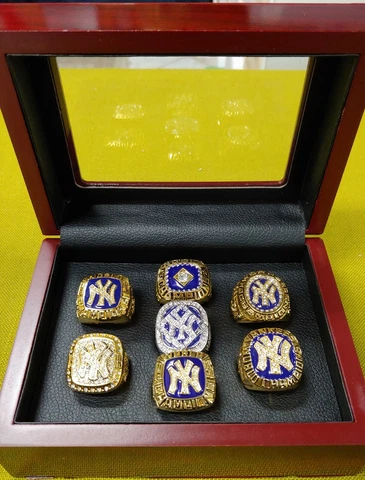 New York Yankees - World Series 7 Ring Set With Wooden Box. Jeter Rivera Munson Cover