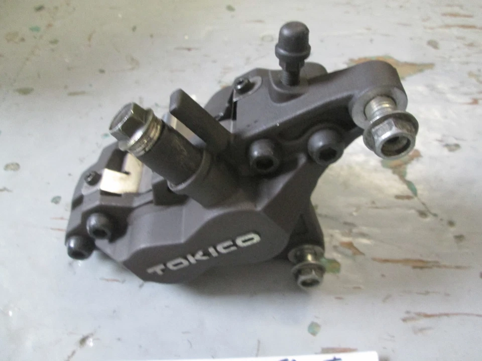 Pinza delantera derecha Suzuki 1997 - 2000 GSXR600 / 1997 - 2001 TL1000S 59100-34E00 Foto 1 de 4