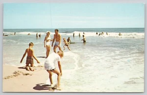 Cartolina Cromata Saluti da Ocean City Maryland Bagnanti in Spiaggia - Foto 1 di 2