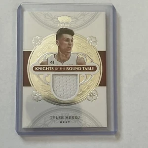 Tyler Herro 2022-23 Crown Royale Knights Of The Round Table Game Worn Patch Heat - Bild 1 von 2
