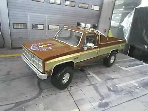 GMC K-2500 Sierra Grande Wide SUV Fall Guy Stuntman Colt Seavers Greenlight 1:18 - Foto 1 di 10