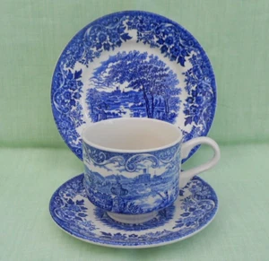 Trio da tè vintage Broadhurst ""The English Scene"" - tazza da tè, piattino e piatto laterale - Foto 1 di 4
