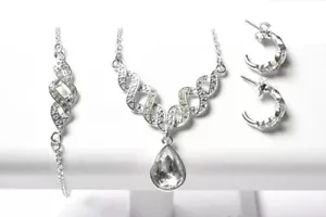 AVON Pave Twist 3 Pezzi Zirconi Pendenti Pera Collana Bracciale Cerchio Orecchini Set Nuovo con Scatola - Foto 1 di 6