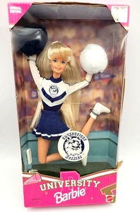 Barbie Università del Connecticut Huskies Cheerleader 1996 Mattel - SIGILLATO - Foto 1 di 3