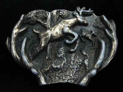 QJ15103 VINTAGE 1982 **CIERVOS SALTANDO A TRAVÉS DEL BOSQUE** ARTE HEBILLA DE CINTURÓN DE PIEDRA DE BRONCE Foto 1 de 2