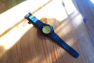 Reloj de cuarzo Croton CX2 negro con cara dorada de 12/24 horas bisel giratorio de 45 mm Foto 1 de 4