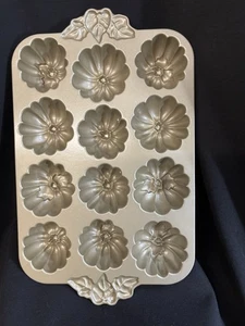 Nordic Ware -12 Bundt Cupcake Muffin, parche de calabaza sartén de aluminio fundido pesado - Imagen 1 de 5
