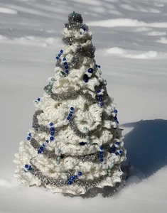 Vintage gehäkelter Weihnachtsbaum 15 Zoll Handarbeit kitschig MCM beleuchtet weiß blau silber - Bild 1 von 7