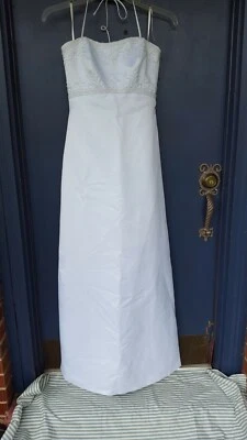 WEDDING DRESS SIZE 10 STRAPLESS WITH GORGEOUS BEADED BODICE - Image 1 of 4