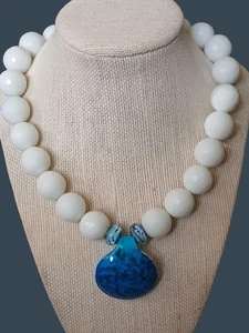 Brocken facettierte weiße Achat Perlen Halskette mit blauem Glas Anhänger & Knebelverschluss - Bild 1 von 9