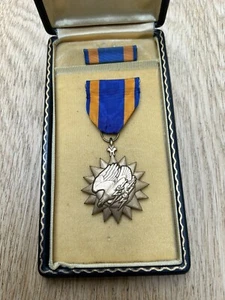 Original WW2 US Coffin Case Air Medal Slot Brooch - Picture 1 of 3
