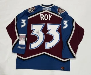 CAMISETA FIRMADA POR PATRICK ROY CCM #33 COLORADO AVALANCHE 1996 COPA STANLEY CERTIFICADO DE AUTENTICIDAD JSA - Imagen 1 de 3