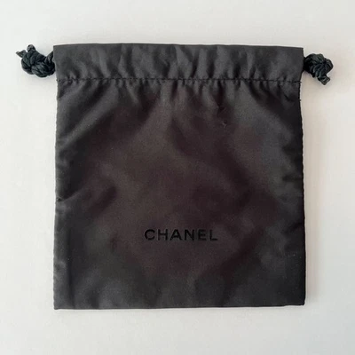 Bolsa de maquillaje/joyería Chanel negra con cordón 5,6" x 5,8" Foto 1 de 2