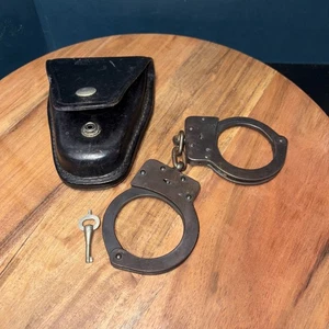 Vintage American Handschellen Set mit Schlüssel, S&W B70 Etui, Fond Du Lac, Wisconsin - Bild 1 von 9