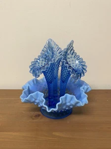 Raro piano cottura Fenton blu? Vaso 3 corni opalescenti Epergne - Foto 1 di 4