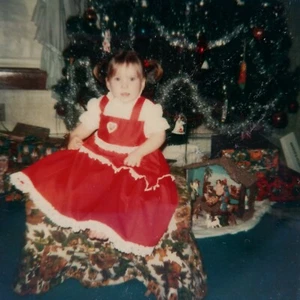 Vintage Polaroid Foto entzückendes Mädchen süßes Kleid Weihnachten Retro Fund Schnappschuss - Bild 1 von 5