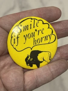 De colección Años 80 Novedad Pin Botón "Smile It You're Horny" Buffalo Bisonte - Imagen 1 de 4