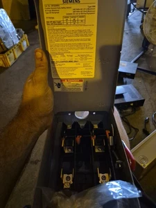 Interruptor de seguridad Siemens fundido de servicio general (GF222NRA) - Imagen 1 de 8