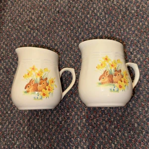 2 VINTAGE DOMESTICATIONS 1995 OSTERHASEN & NARZISSEN STEINGUT SAHNEKÄNNCHEN - Bild 1 von 5