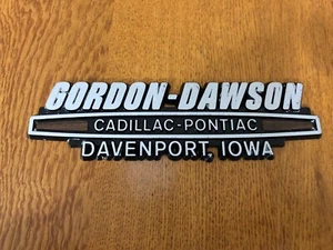 De colección Gordon-Dawson Cadillac-Pontiac Davenport concesionario de automóviles emblema de plástico hombre cueva - Imagen 1 de 3