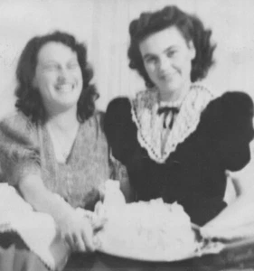 Mujeres Sonriendo Momento Alegre Ligeramente Borroso *Manchado - Imagen 1 de 3