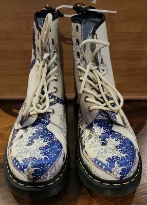 Botas Dr. Martens The Met Masterpiece Great Wave 1460 11m/13w A1635 Foto 1 de 4