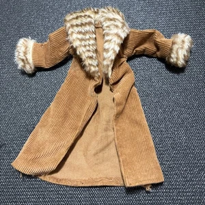 Cappotto invernale vintage Barbie marrone in velluto a coste con colletto in pelliccia sintetica a righe - Foto 1 di 7