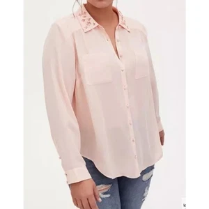Torrid Madison - hellrosa Bluse mit Georgette-Verzierung und Kragen Knopfleiste  - Bild 1 von 9