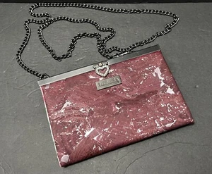 Handgefertigte Clutch Geldbörse mit Herzverschluss Kunstleder an metallischem Kettenriemen - Bild 1 von 8