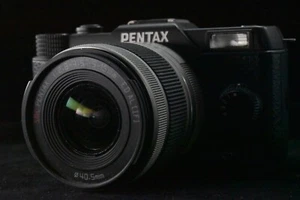PENTAX Q10 Spiegellose Digitalkamera Schwarz mit Objektiv aus Japan [NEUWERTI... - Bild 1 von 24
