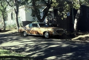 Foto diapositiva vintage 1977 coche aparcado - Imagen 1 de 2