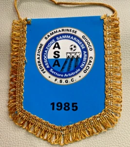 SAN MARINO FEDERAZIONE CALCIO ASSOCIAZIONE ARBITRI 1985 PENNANT VINTAGE - Foto 1 di 4