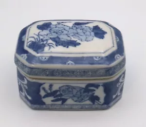Vintage Chinese Blue White Chinoiserie Floral Porcelain Trinket Box - Picture 1 of 9