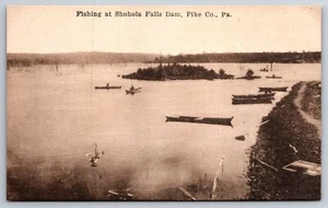 Condado de Pike Pennsylvania ~ Pesca en la presa Shohola Falls ~ Barcos por isla ~ 1910 sepia - Imagen 1 de 2