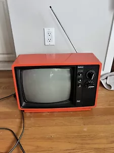 Vintage Quasar Gaming Tv Televisore Anni 70 Film Prop RCA Arancione Rosso Xp3222pr - Foto 1 di 16