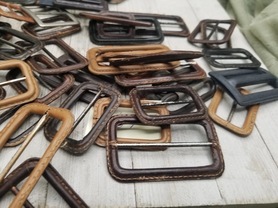 Lote De Colección De 60 Hebillas De Cinturón De Metal Envueltas De Cuero De Plástico Bufanda Slides Foto 1 de 4