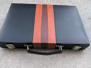 Juego Backgammon Parche Imitación Marrón Trabajo Cuero 15x10" Completo Vintage Años 60 70 - Imagen 1 de 7