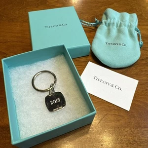 Portachiavi TIFFANY & CO. argento 925 cuscino monogramma M&T Bank 2018 con scatola e sacchetto - Foto 1 di 9